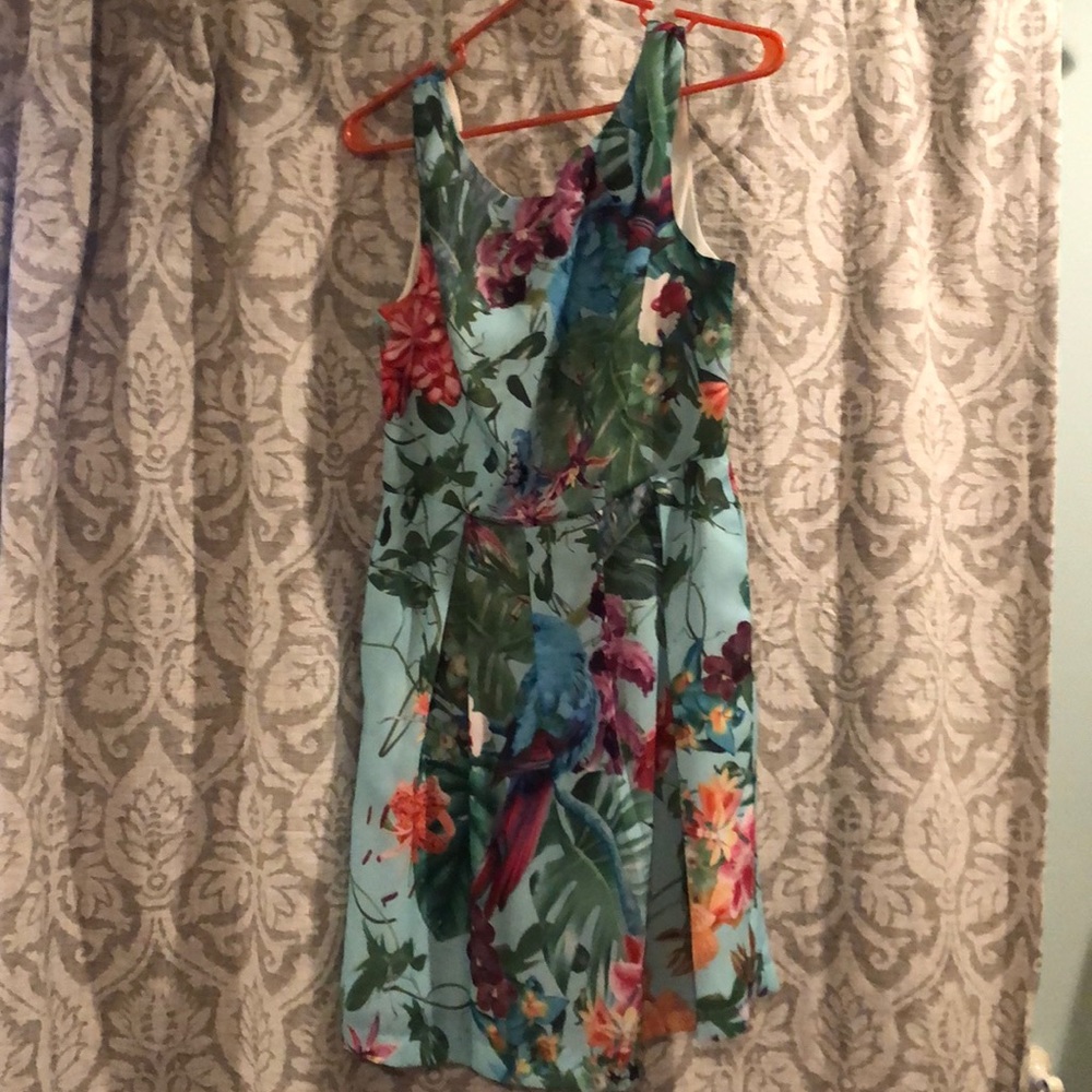 Floral print sleeveless dress.